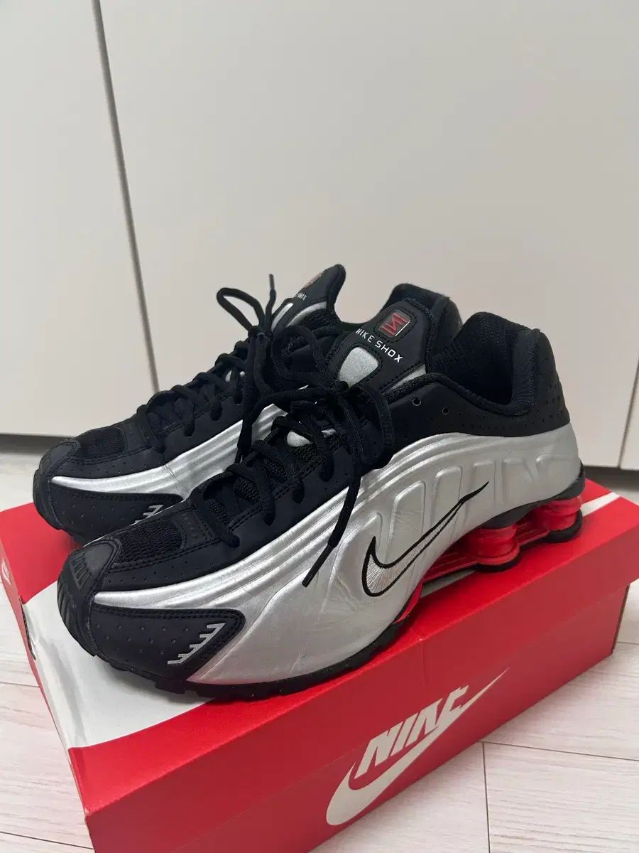 ナイキ ショックス R 4 メタリック シルバー レッド w 275