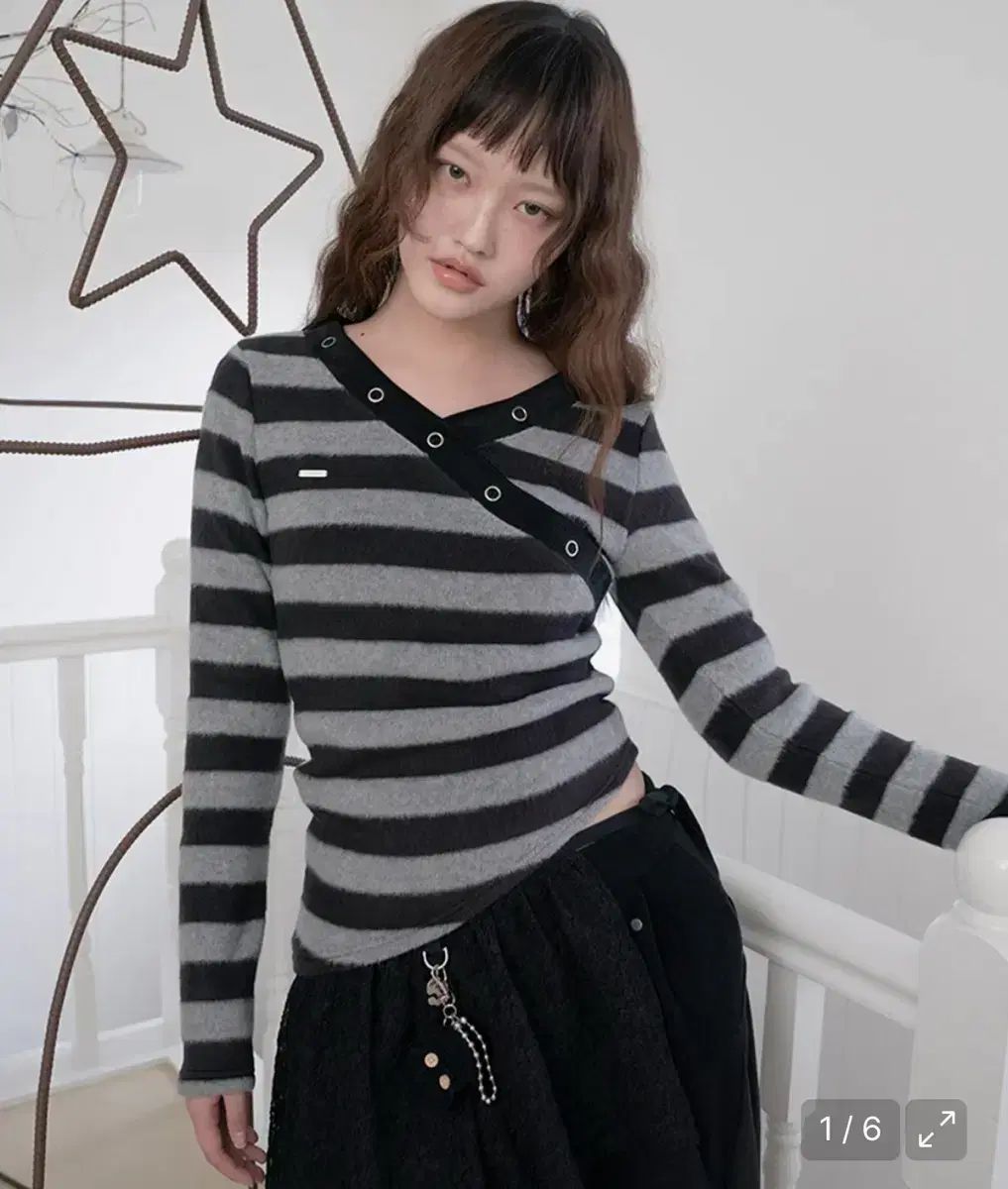 ハグユアースキン ストライプ Vネック ニット