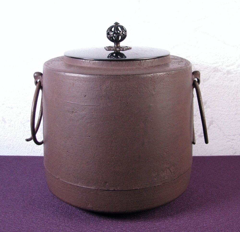 釜師：畠春斎造 竹文肩衝釜 高さ：21cm 重さ：2.8kg 未使用品 釜かん付