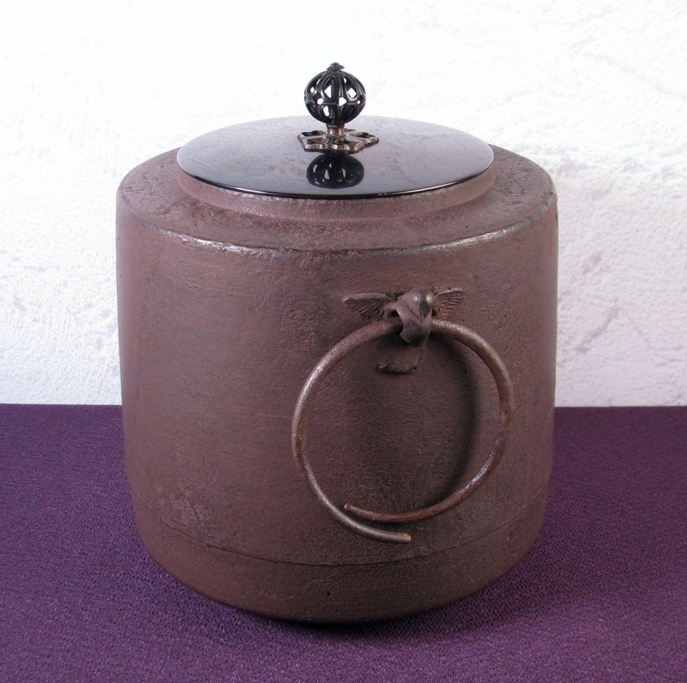 釜師：畠春斎造 竹文肩衝釜 高さ：21cm 重さ：2.8kg 未使用品 釜かん付