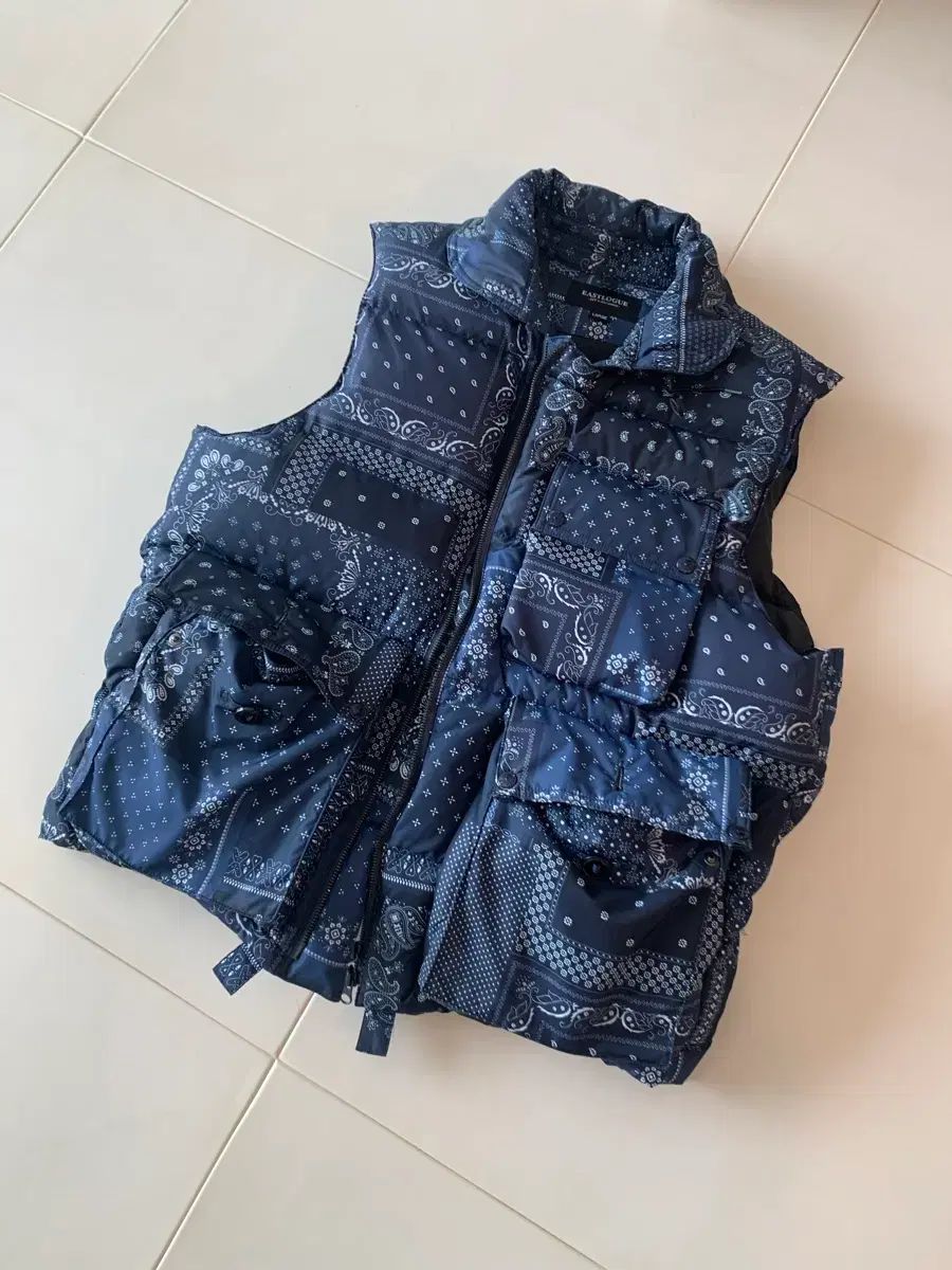 イーストローグ バンダナ ダウン ベスト