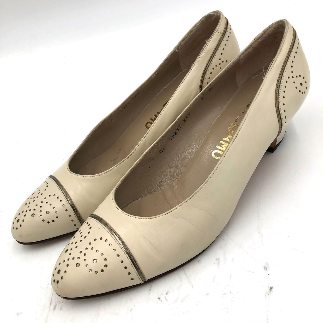 サルバトーレフェラガモ パンプス 7B 24cm アイボリー レザー ヒール