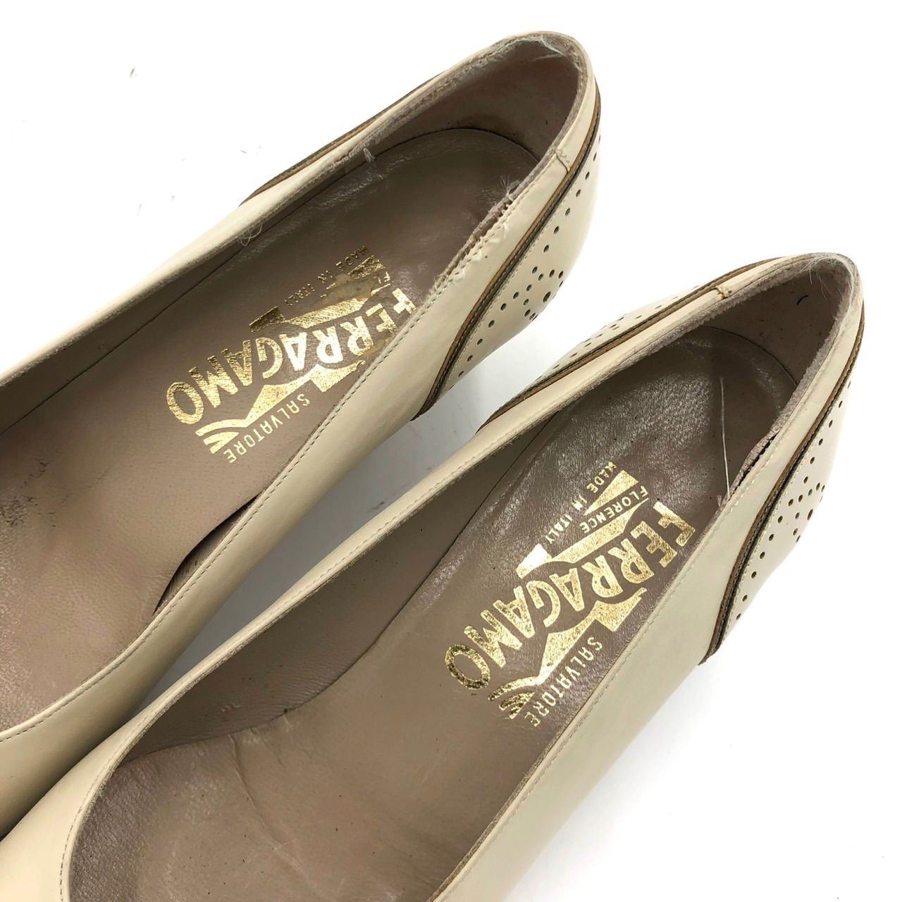 サルバトーレフェラガモ パンプス 7B 24cm アイボリー レザー ヒール