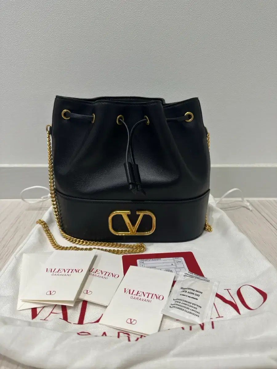 ヴァレンティノ Vロゴ バケットバッグ