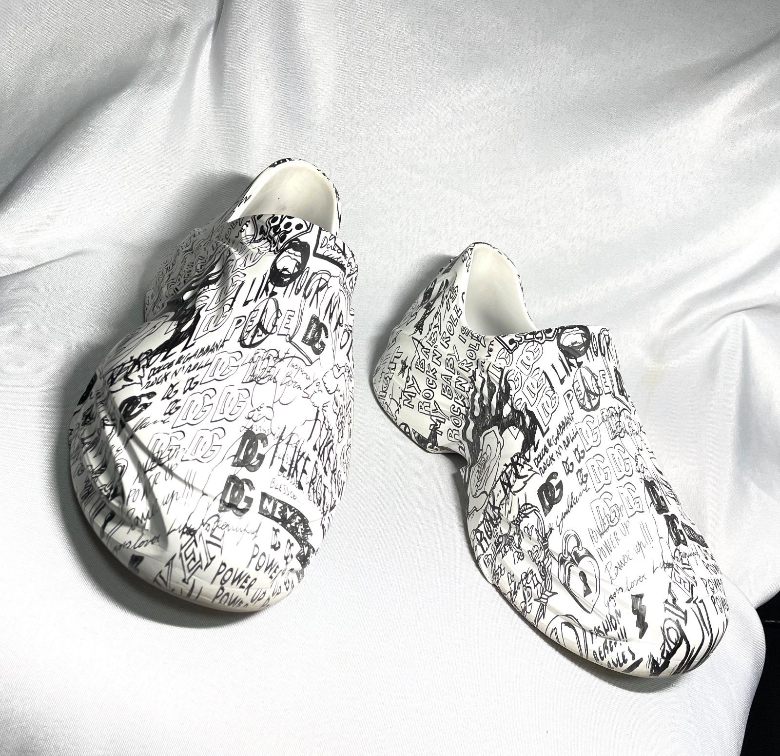 DOLCE&GABBANA ドルチェ＆ガッバーナ　刺繍　スリッポン　スニーカー DOLCE&GABBANAドルチェ&ガッバーナ グラフィティプリント スリッポン