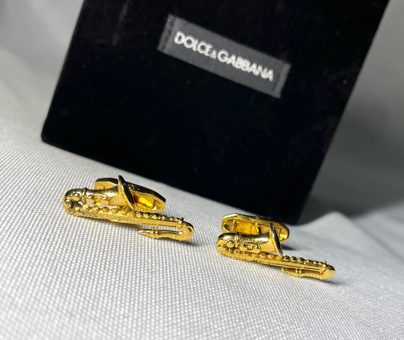 新品同様 ドルチェ＆ガッバーナ カフス サックス 楽器モチーフ ゴールド メタル製 GP カフリンクス カフスボタン メンズ アクセサリー　D DOLCE&GABBANA ドルチェ&ガッバーナ 立体サックスデザイン カフス