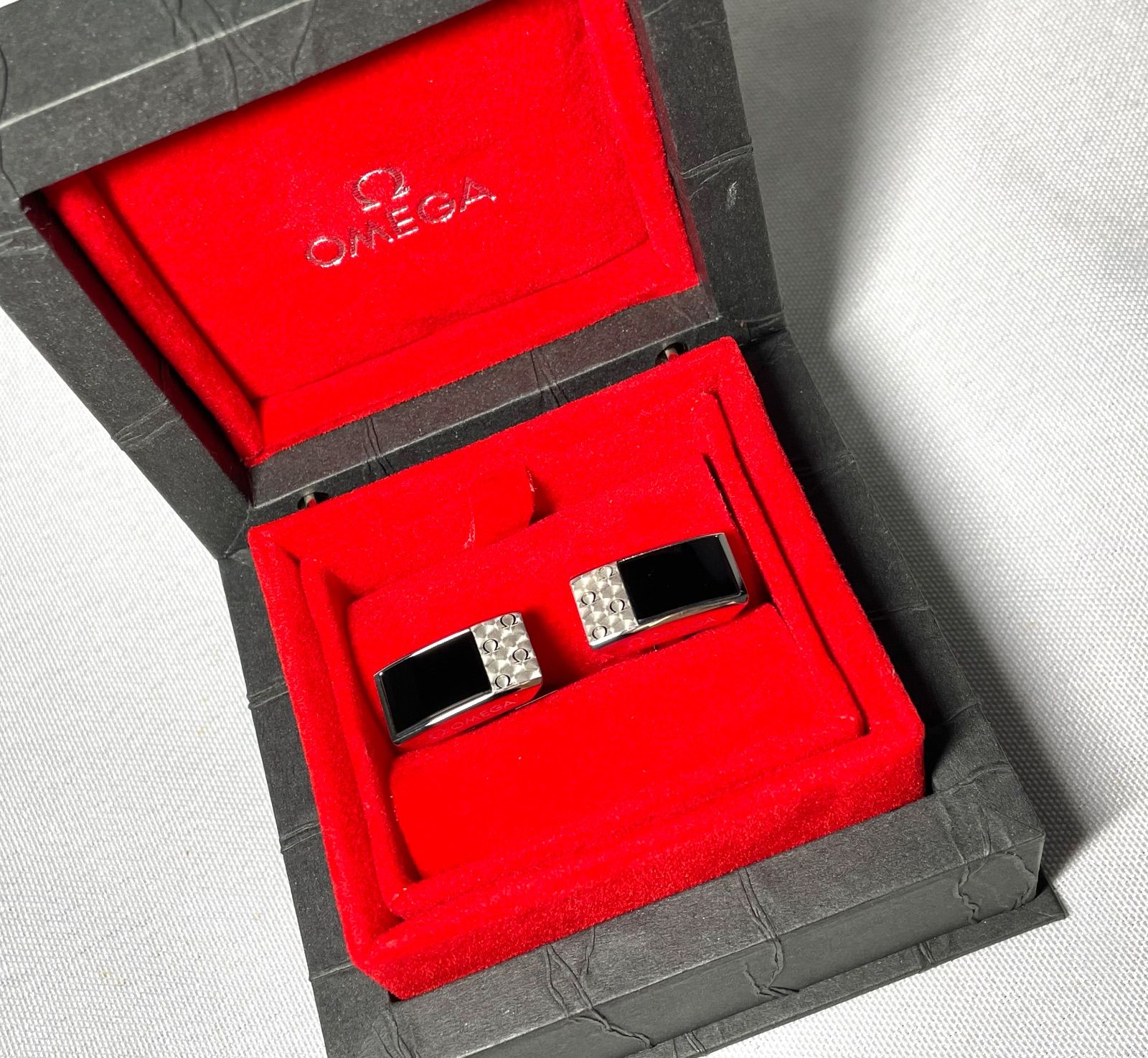 中古　OMEGA カフス　箱あり 美品 OMEGA オメガ ロゴデザイン&ブラックオニキス装飾
