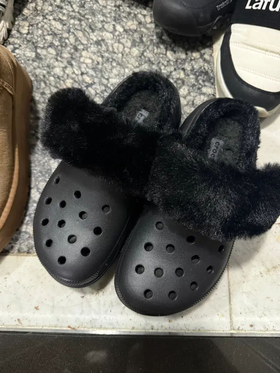 ファー Crocs クラシック ファーあんさんぶるスターズ ラインド クロッグ ブラック 220
