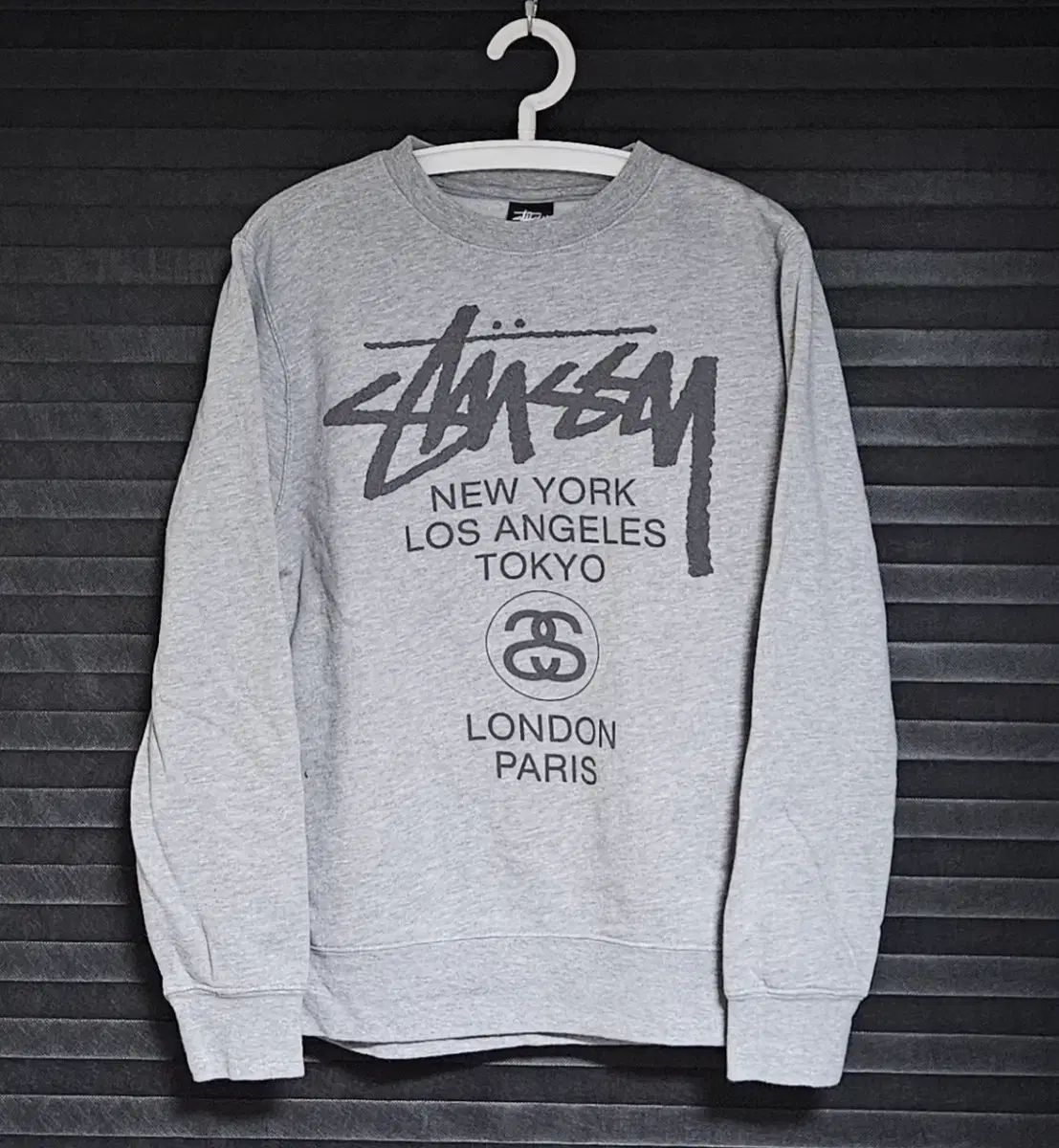 S STUSSY WORLD TOUR クルーネック スウェット リフレクティブ グレー 