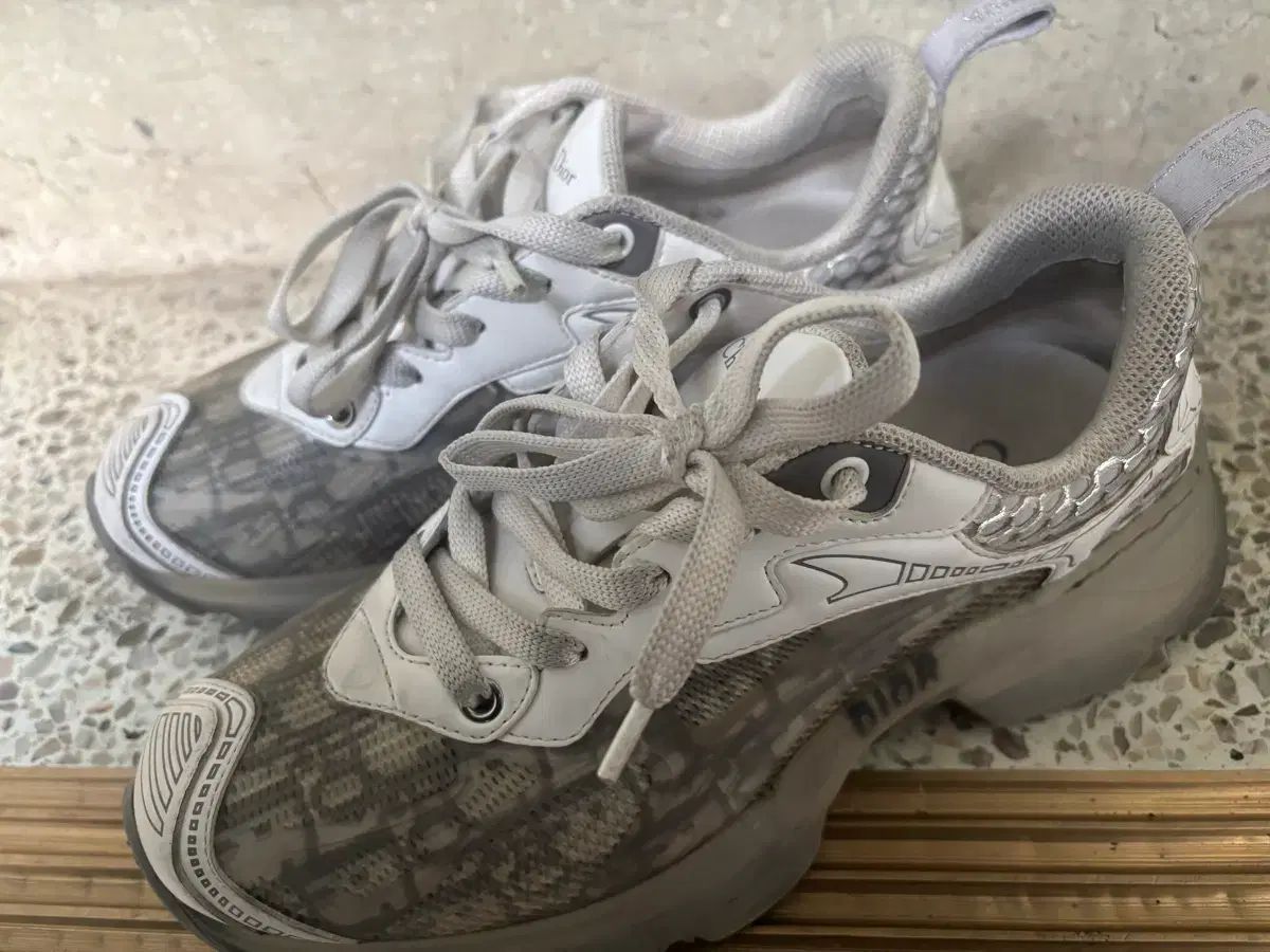 ディオール バイブ Dior Oblique スニーカー