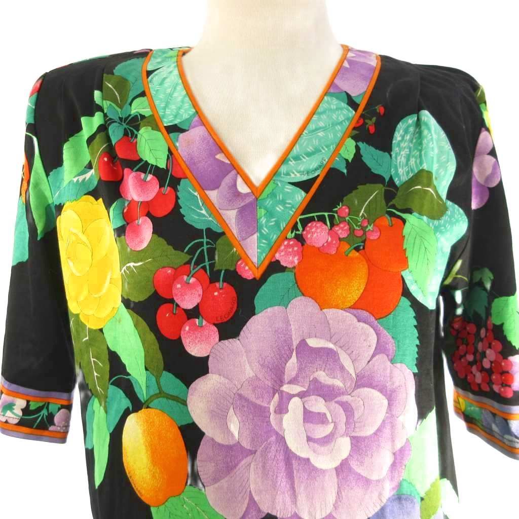 マカ95 超美品 レオナール 半袖カットソー Vネック 花柄 Lサイズ マカ95 超美品 レオナール 半袖カットソー Vネック 花柄 Lサイズ