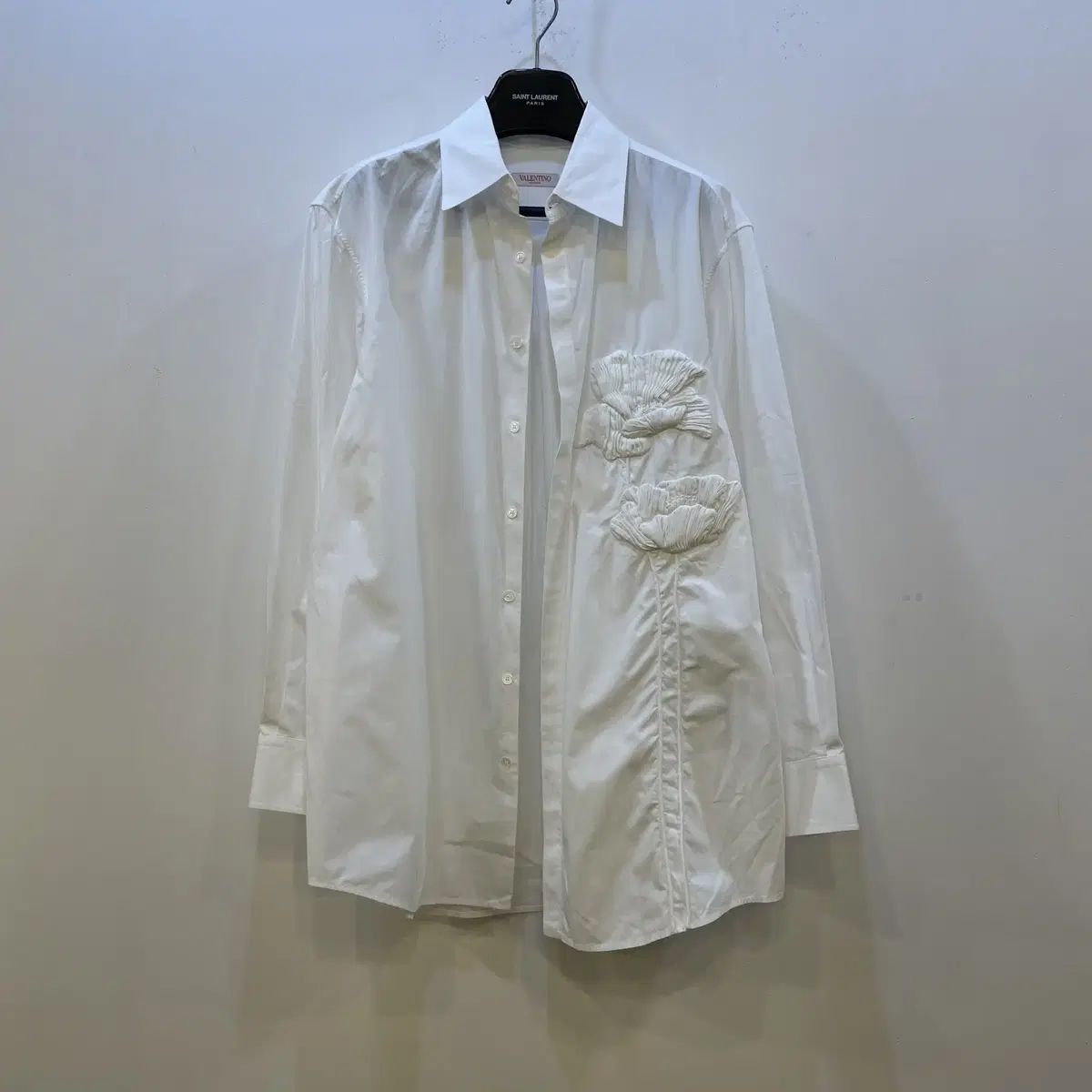 バレンティーノ フローラル 엠브로イダーリー シャツ