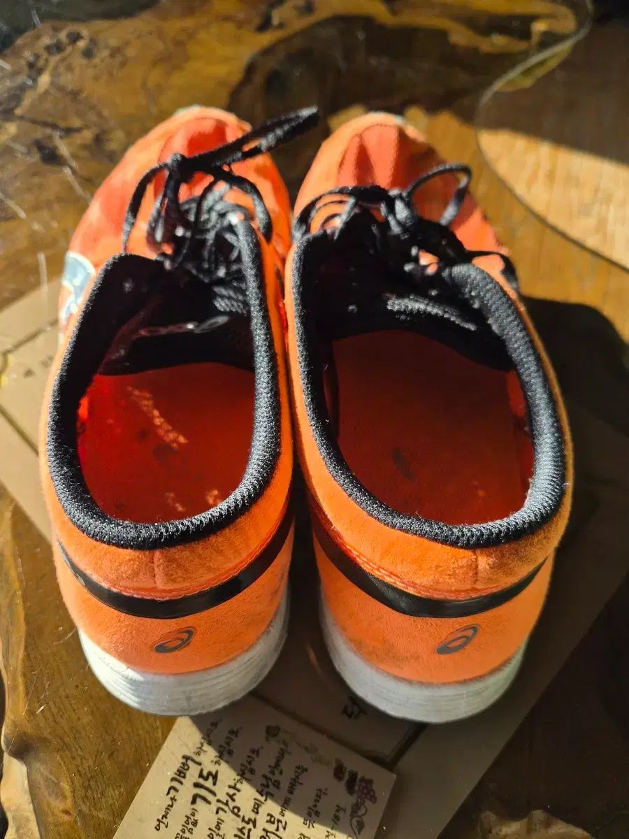 アシックス オレンジ色 陸上シューズ