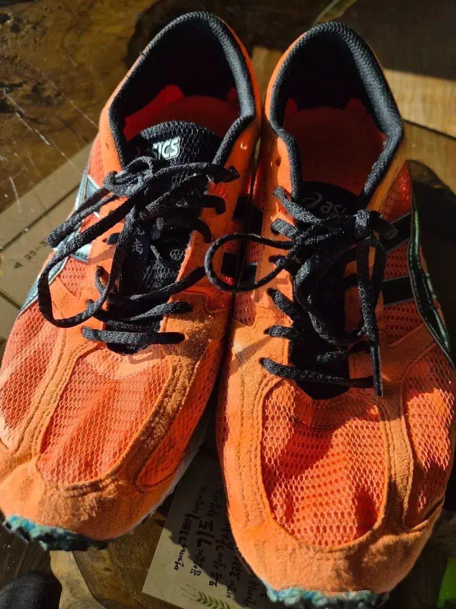 アシックス オレンジ色 陸上シューズ