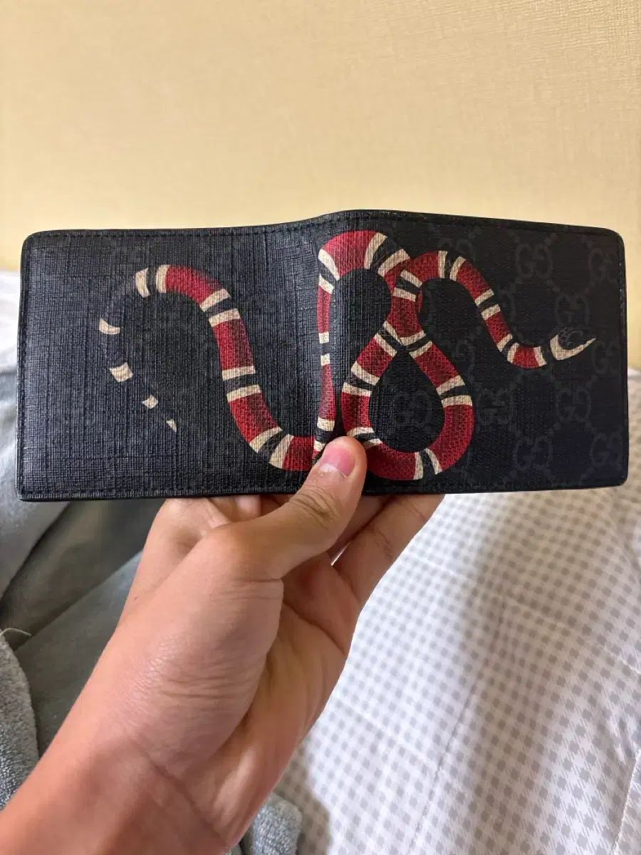 グッチ キングスネーク 二つ折り財布 ブラック