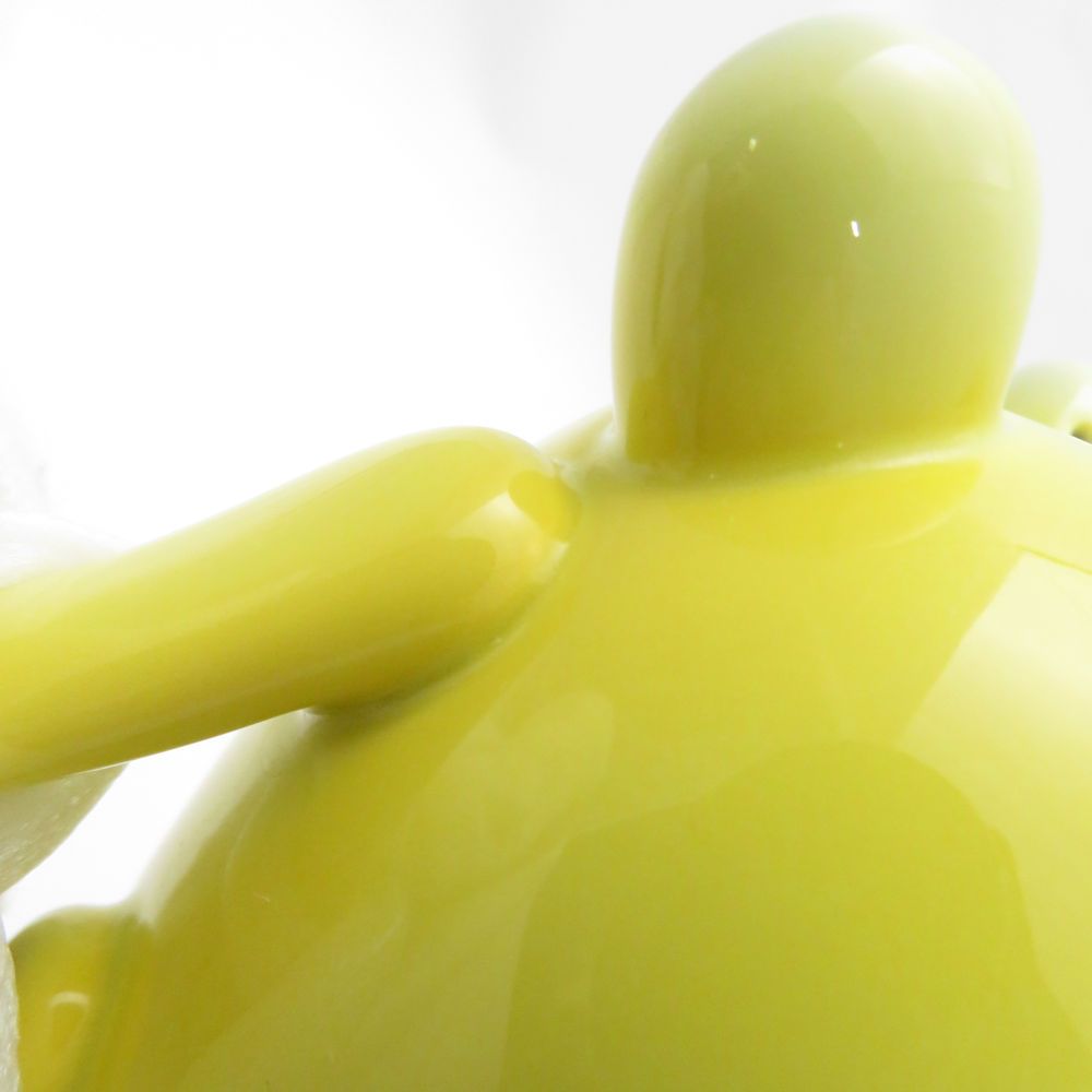 美品 Fukagawa Seiji 深川製磁 黄地兎(うさぎ) 三ツ足マグカップ