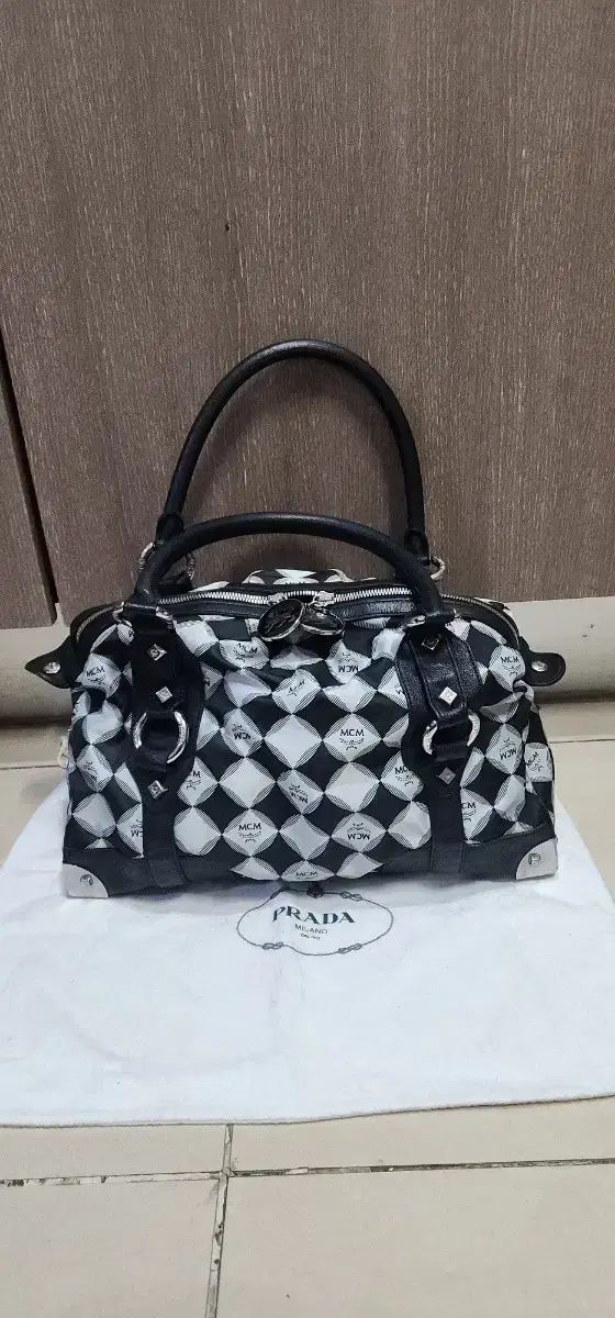 MCM ナイロン シルバー ボストンバッグ 【公式通販】 MCM ナイロン シルバー ボストンバッグ 【公式通販】