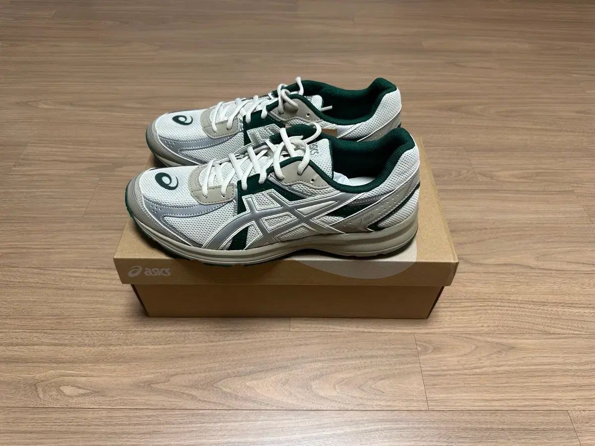 アシックス ジョグ 100 S ペイル オーク ピュア シルバー D スタンダード 285