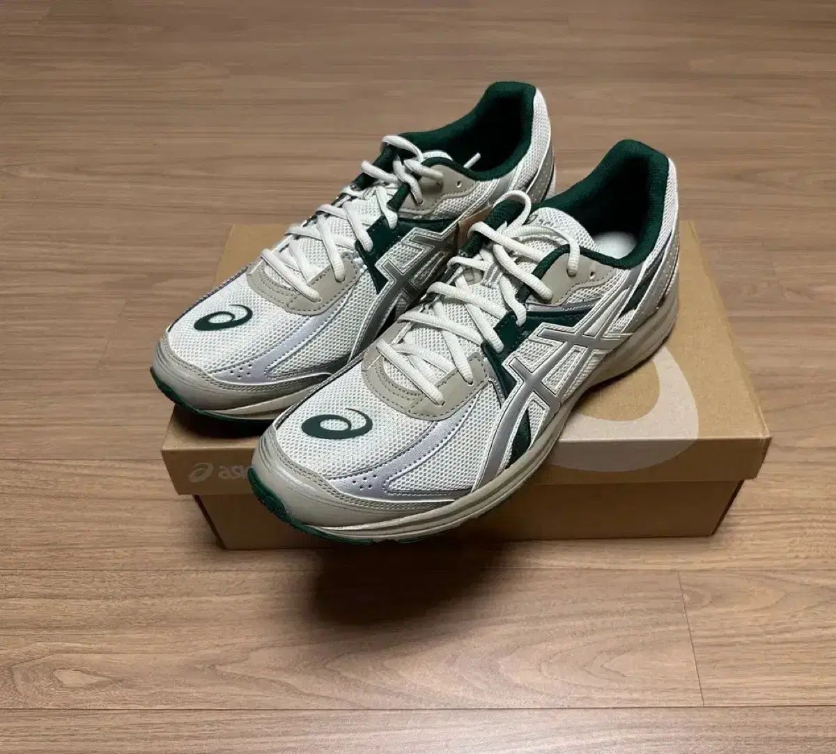 アシックス ジョグ 100 S ペイル オーク ピュア シルバー D スタンダード 285
