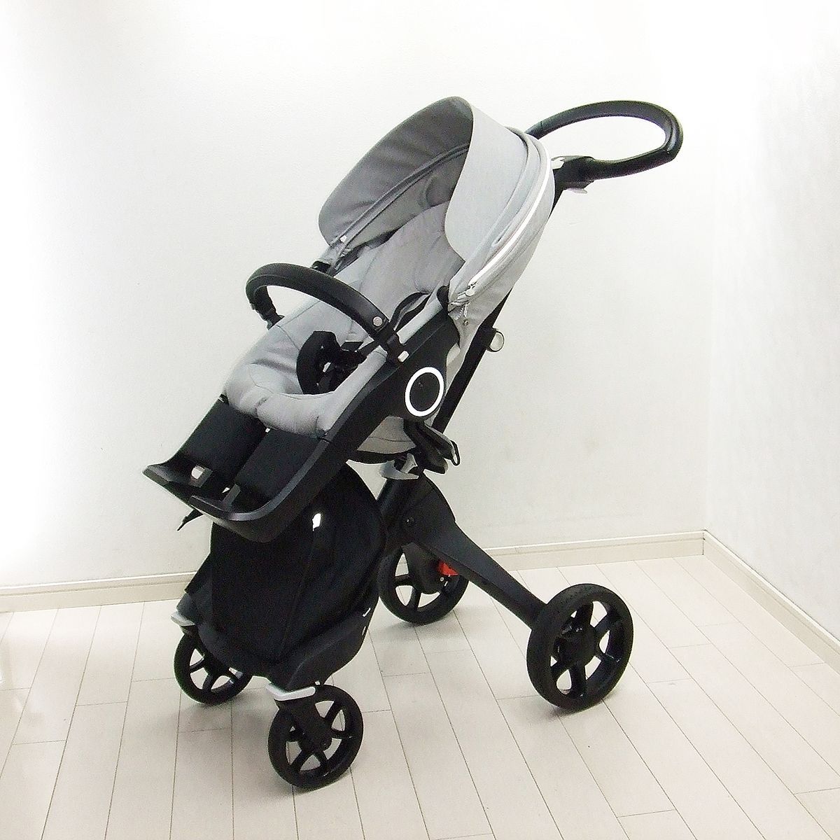 ベビーカー A