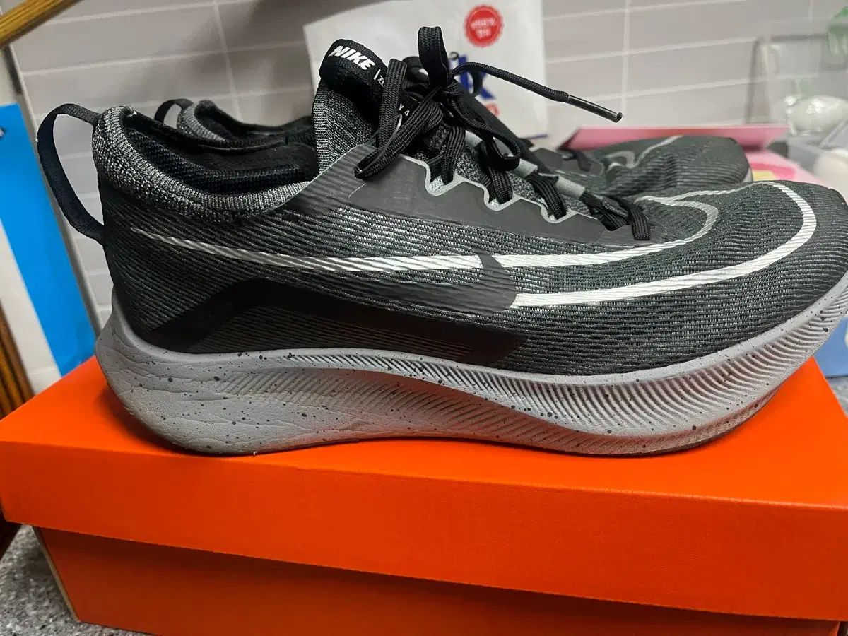  ナイキ ズームフライ 4 ランニングシューズ 登山靴 トレッキングシューズ アウトドアシューズ