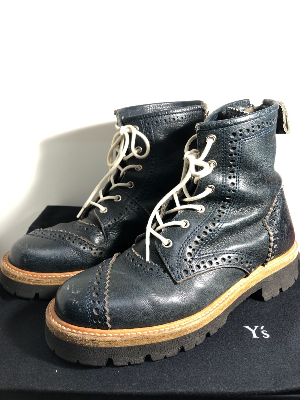 051030 Y's レザー ウィングチップ バックジップ ブーツ ダーク