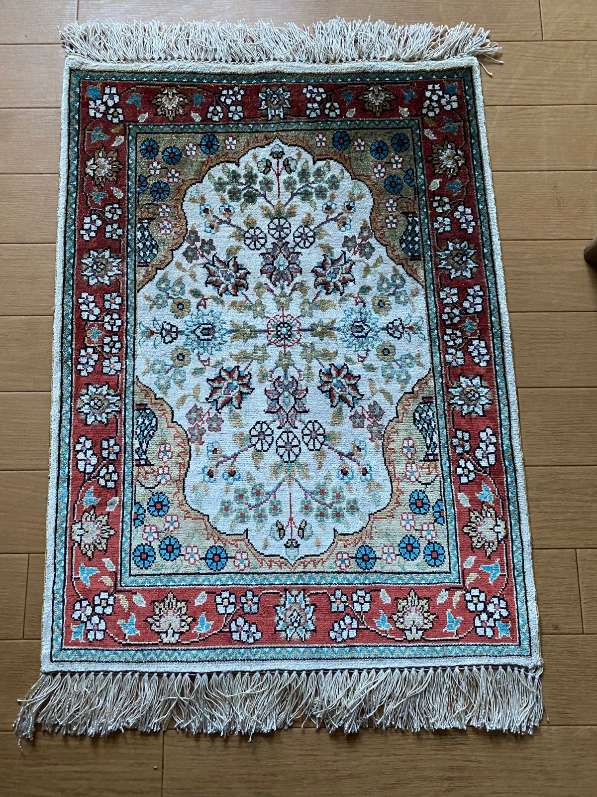 新年に相応しいトルコ有名産地カッパドキアのあるカイセリシルク絨毯 シルクロードの終着点と言われるブルサ産世界一のシルクを使った手織り64万ノットのシルク絨毯是非飾ってください 素晴らしいカイセリらしいメダリオン柄 180度で艶が違う 現地でも手に入らない価格