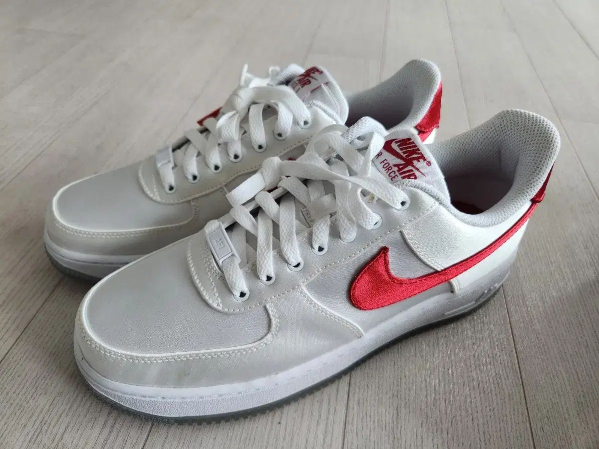 ナイキ エアフォース1 白赤 スウッシュ