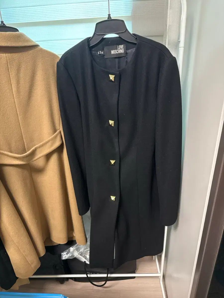 ラブ モスキーノ ブラック ゴールド装飾 コート