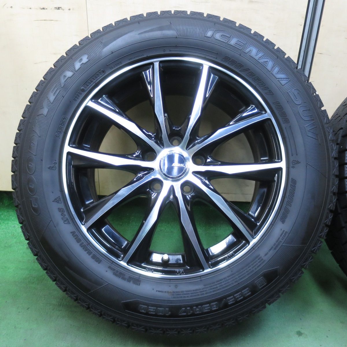 バリ溝 22年 キレイ 9 5分以上 スタッドレス 225 65 R 17 グッドイヤー アイスナビ SUV D O S DOS 17インチ PCD 114 3 5 H 5122402イス
