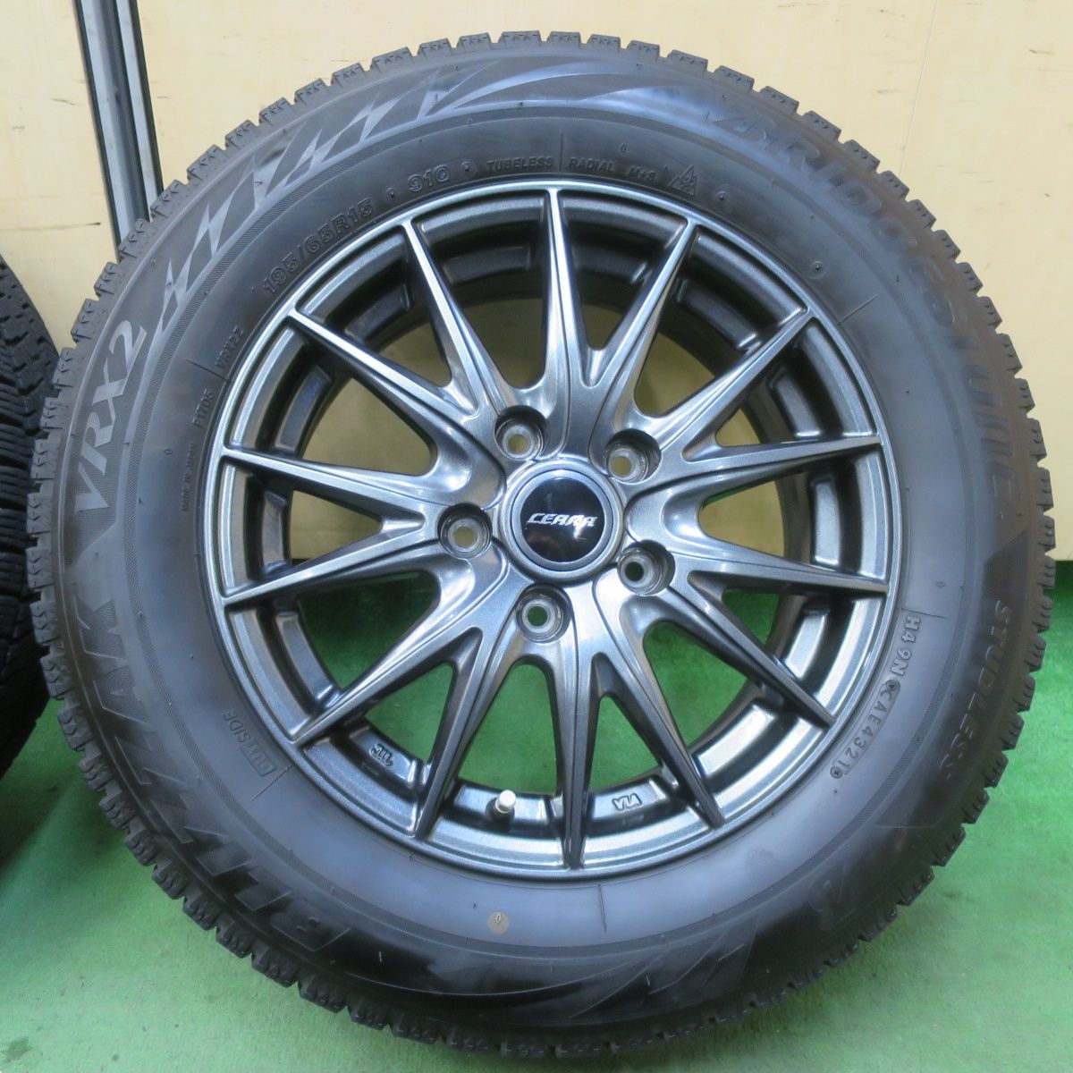 バリ溝　美品　22年製　ブリヂストン　スタッドレスタイヤ　195/65R15 バリ溝！21年！キレイ！8.5分☆スタッドレス 195/65R15 ブリヂストン