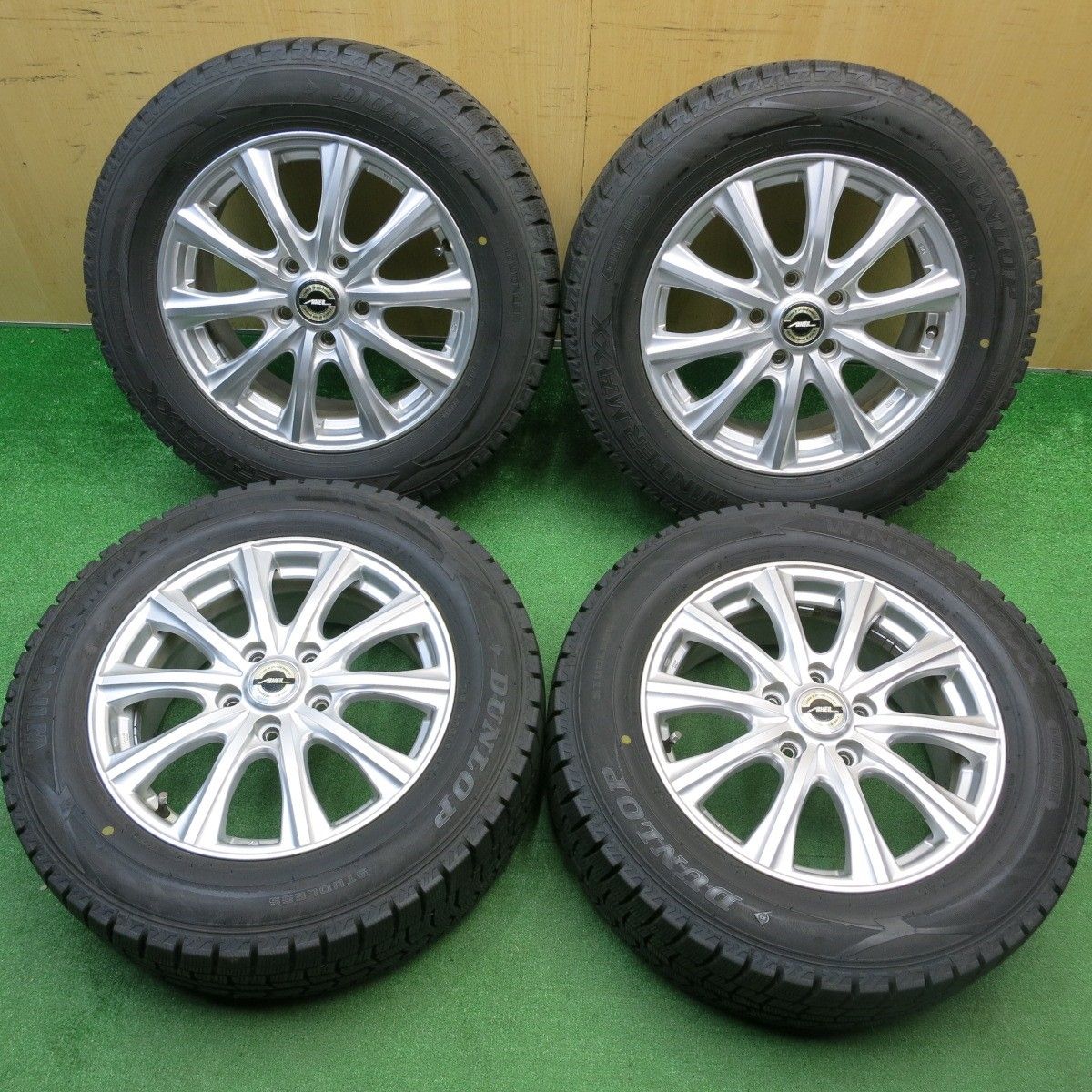 バリ溝 21年 キレイ 9 5分 スタッドレス 215 60 R 16 ダンロップ ウインターマックス WM 02 AXEL Four アクセル フォー 16インチ PCD 114 3 5 H ス