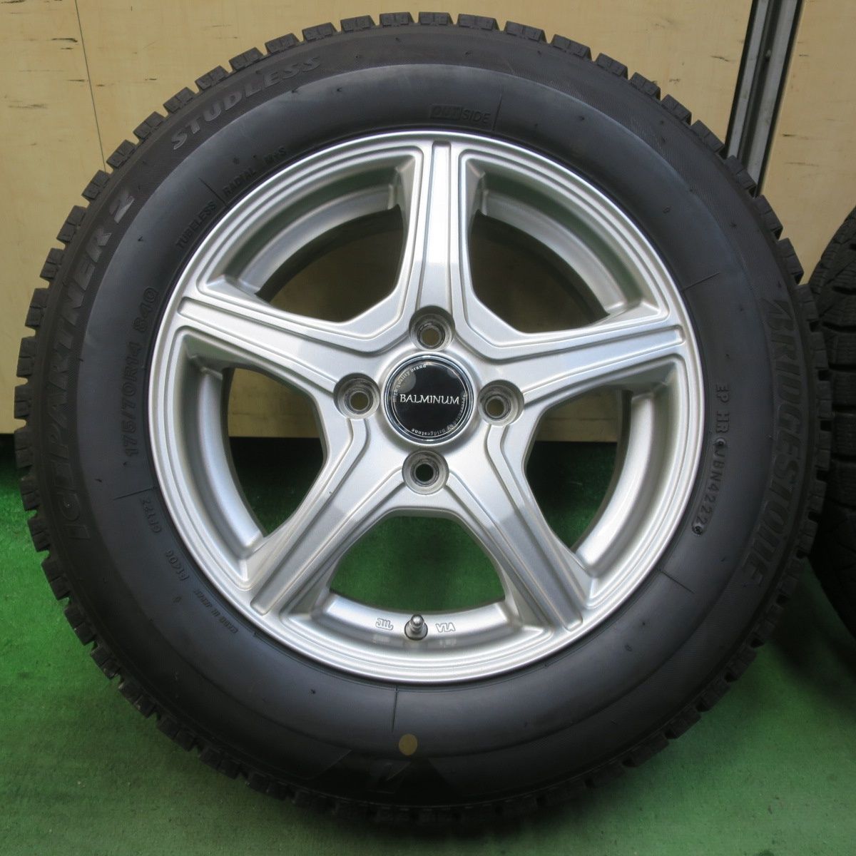 バリ溝 22年 9分 スタッドレス 175 70 R 14 ブリヂストン アイスパートナー2 VR 5 バルミナ 14インチ PCD 100 4 H 5122405イス