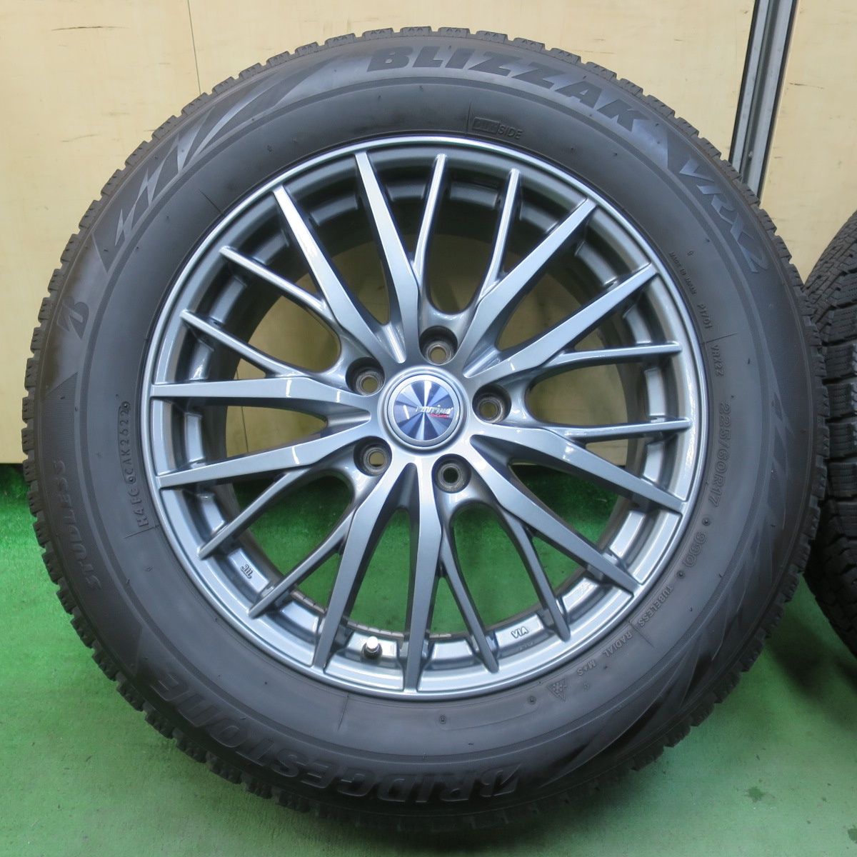 バリ溝 22年 キレイ 9 5分 スタッドレス 225 60 R 17 ブリヂストン ブリザック VRX 2 ravrion RM 01 ラブリオン 17インチ PCD 114 3 5 H 5122401イス