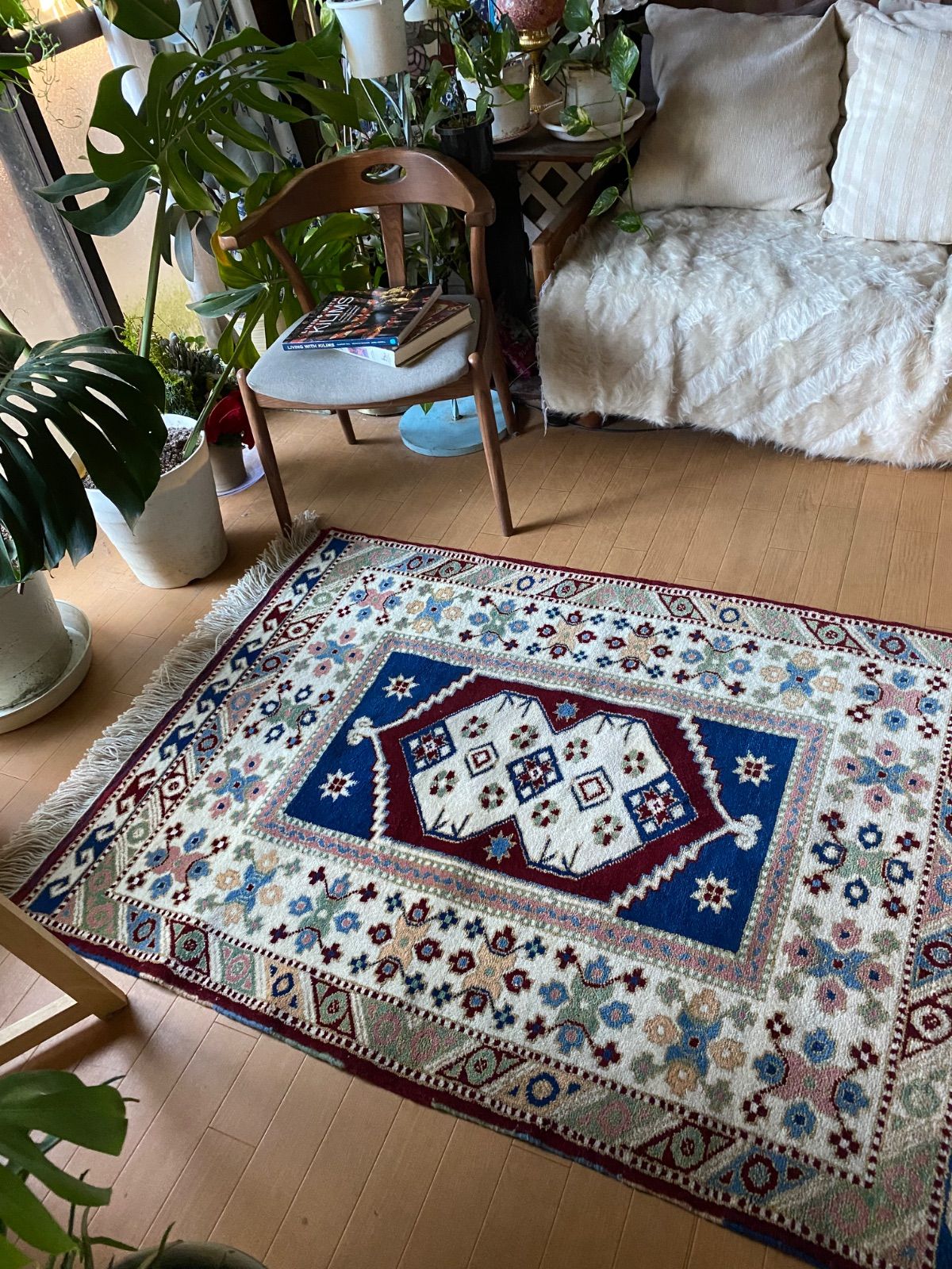 絨毯屋さんのストックより いま織られたら18万以上 トルコ手織り絨毯とびきり上質のウールで織られたユントダーのふわふわ絨毯在庫こちら入れて2点のみ 素晴らしい踏み心地抜群のトルコ絨毯は如何ですか いまは現地でも入手不可シュメ工房製 な ですギフトにも