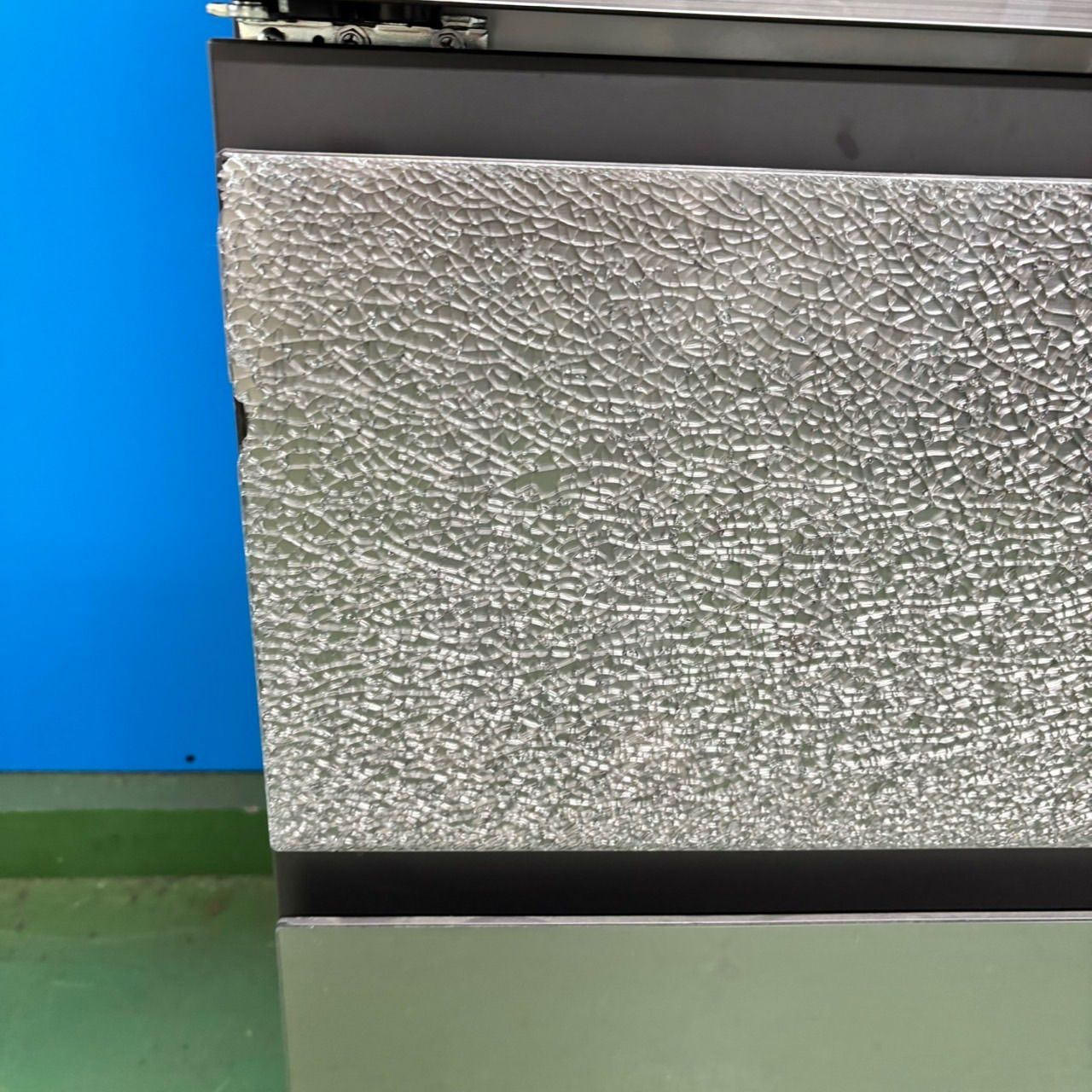 540東芝2024年製 大型冷蔵庫 ガラス割れあり 完動品　300L強　自動製氷 540 東芝 2024年製 大型冷蔵庫 ガラス割れあり 完動品 300L強 自動製氷