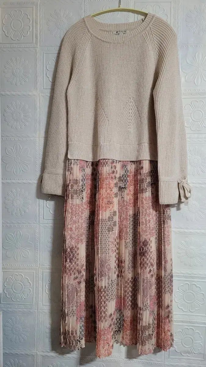 サースデーアイランド プリーツ ロング丈ワンピース