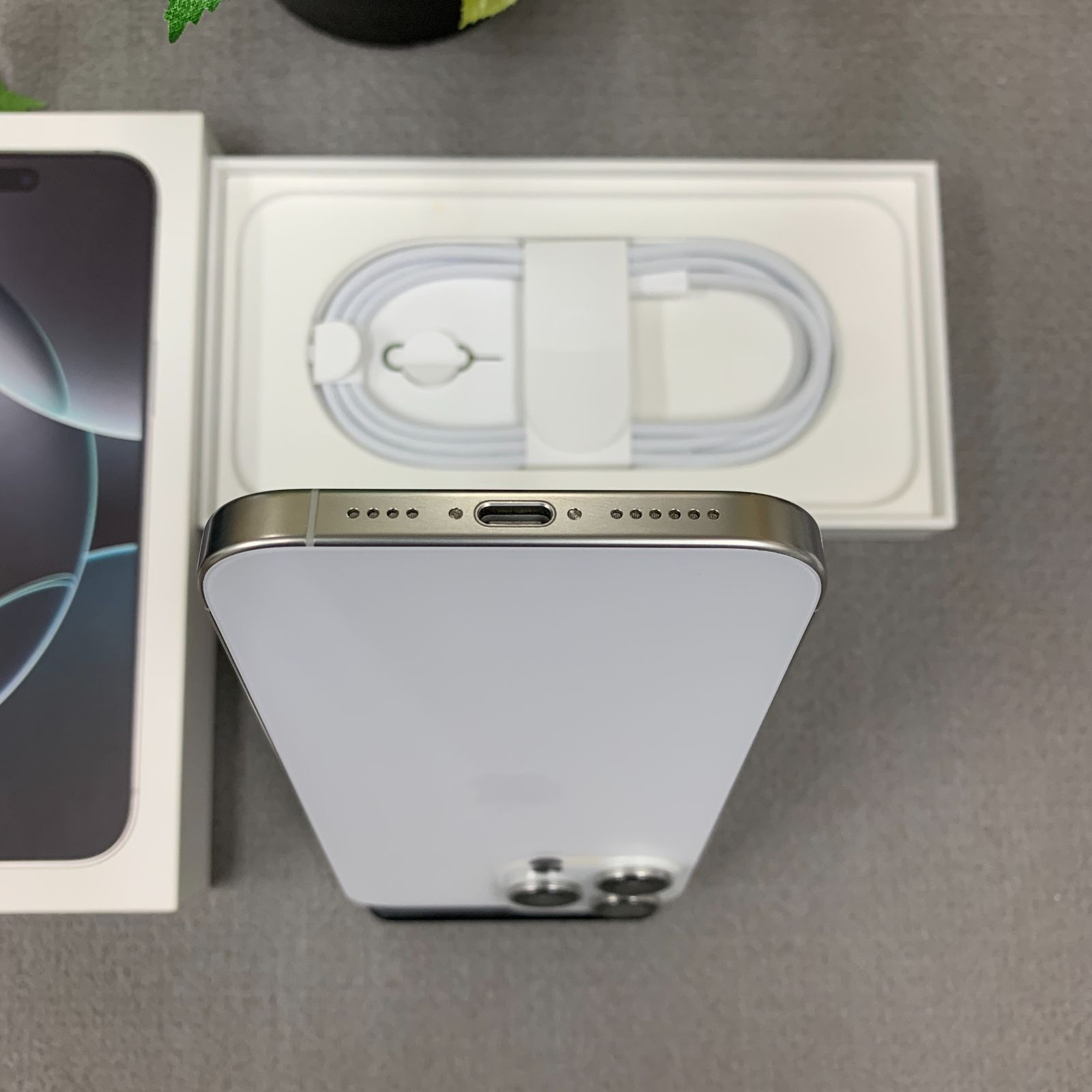 バッテリー 98% iPhone 16ProMax 512GB ホワイト 国内版 SIMフリー