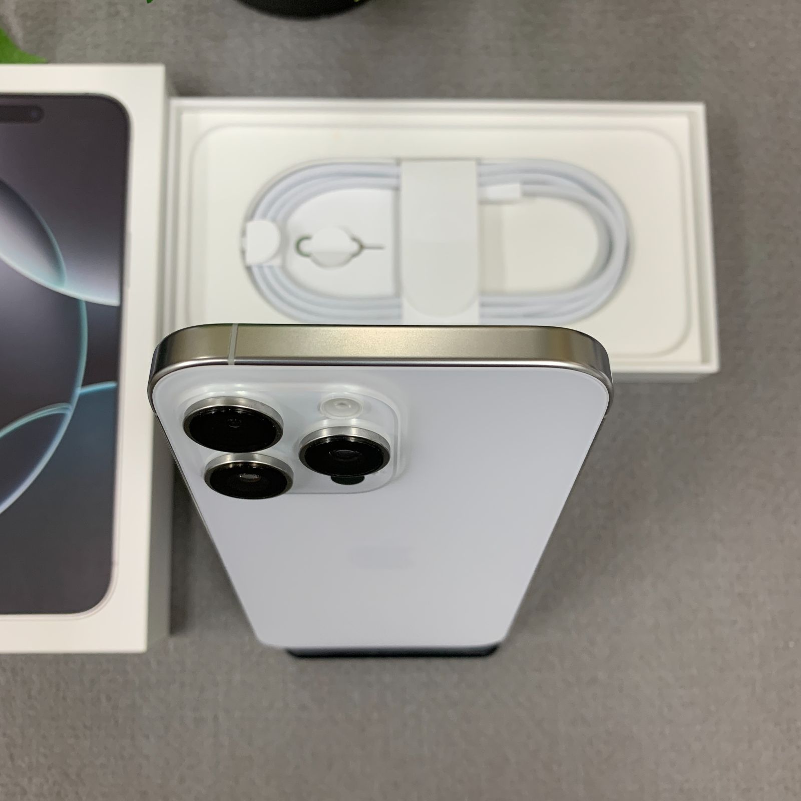 バッテリー 98% iPhone 16ProMax 512GB ホワイト 国内版 SIMフリー