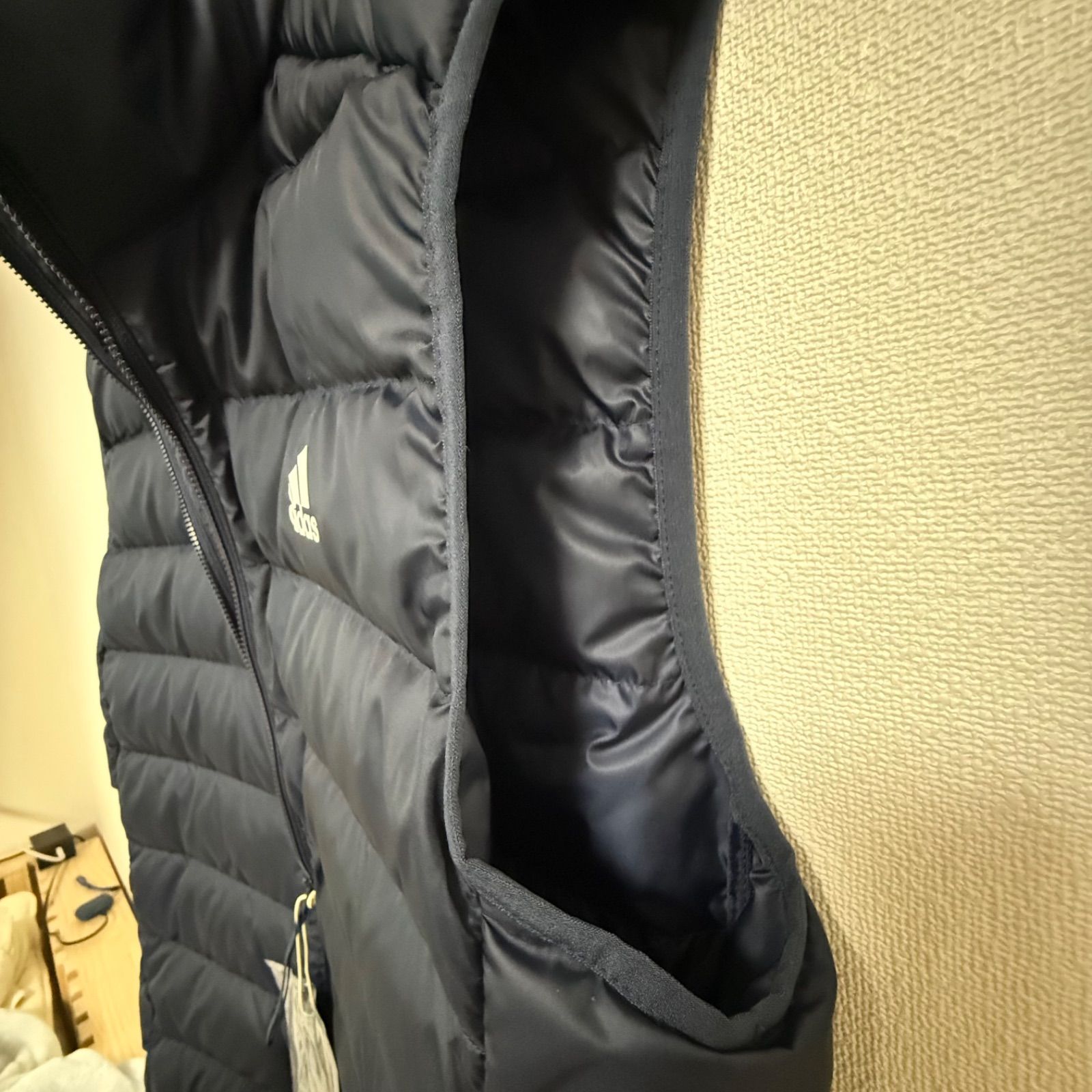 新品 XLサイズ アディダス エッセンシャルズ ダウンベスト 紺 ネイビー