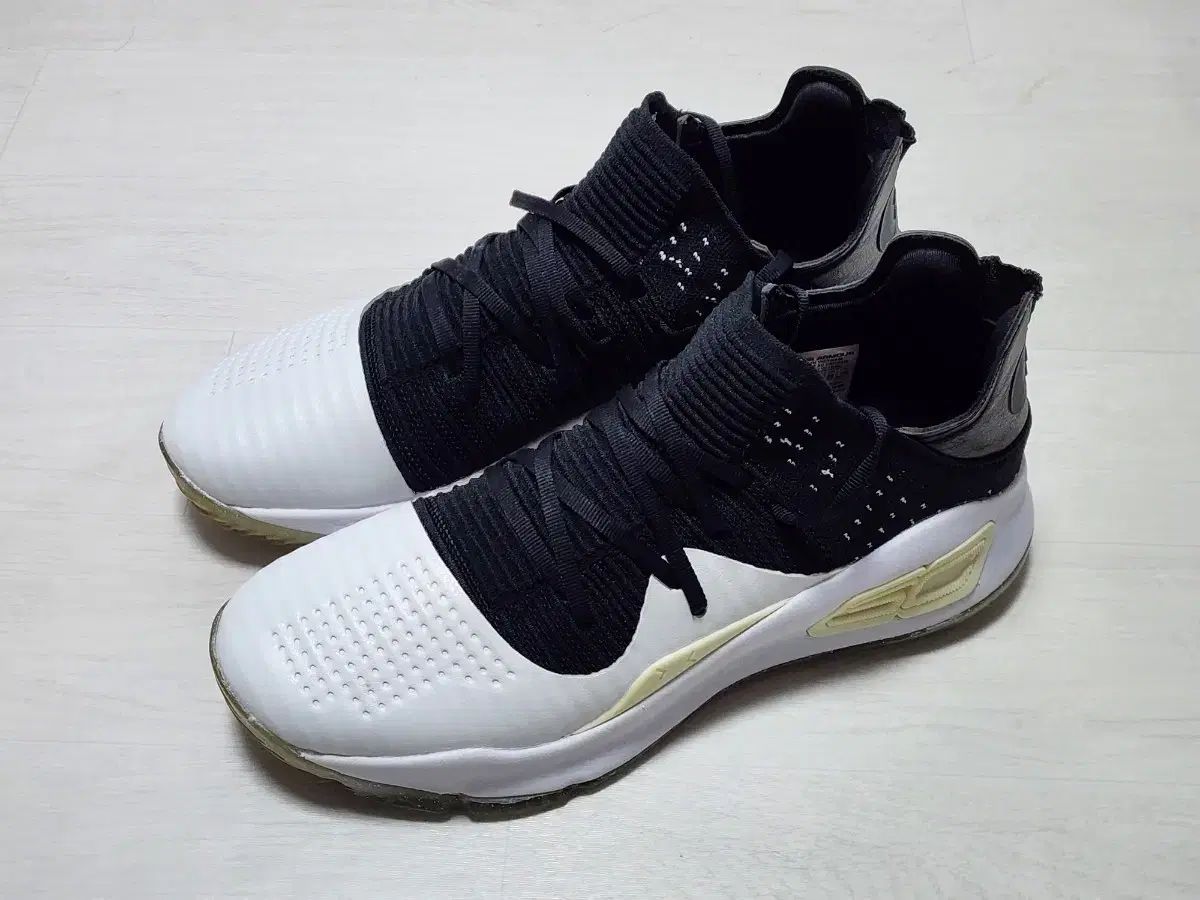 UNDER ARMOUR アンダーアーマー バスケシューズ カリー 4 ロー 白 ブラック