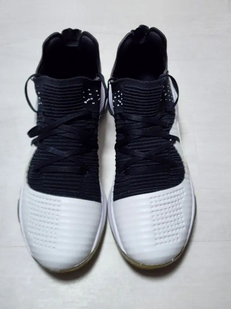 UNDER ARMOUR アンダーアーマー バスケシューズ カリー 4 ロー 白 ブラック