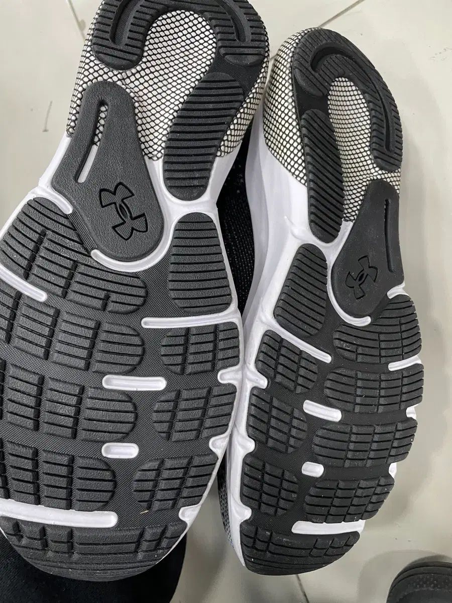 アンダーアーマー UA HOVR タービュランス 2 285 RUN