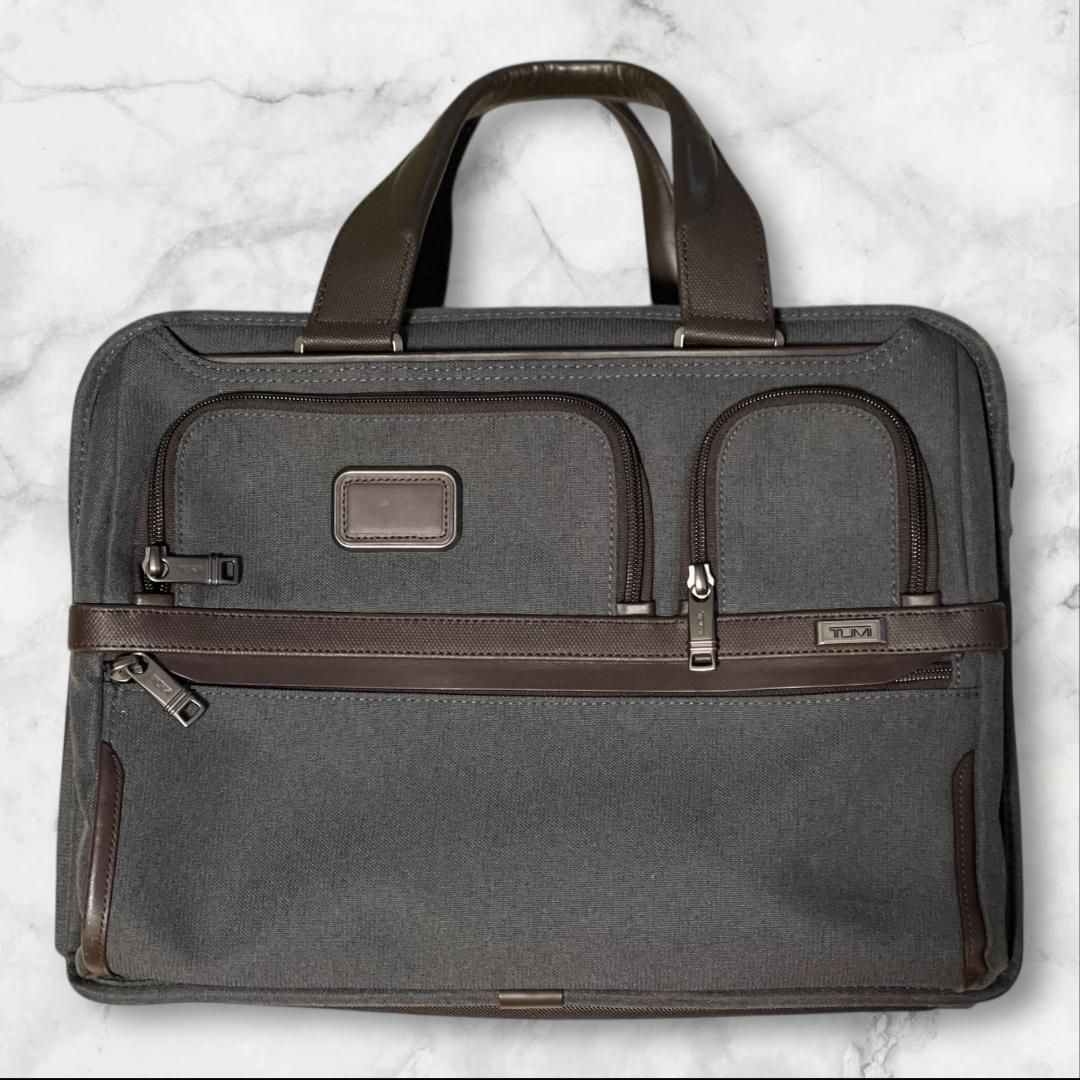 【美品】TUMI トゥミ ビジネスバッグ グレーショルダー付き 2WAY仕様 TUMI トゥミ ビジネスバッグ 2WAY PC収納ケース/ショルダー付 美品