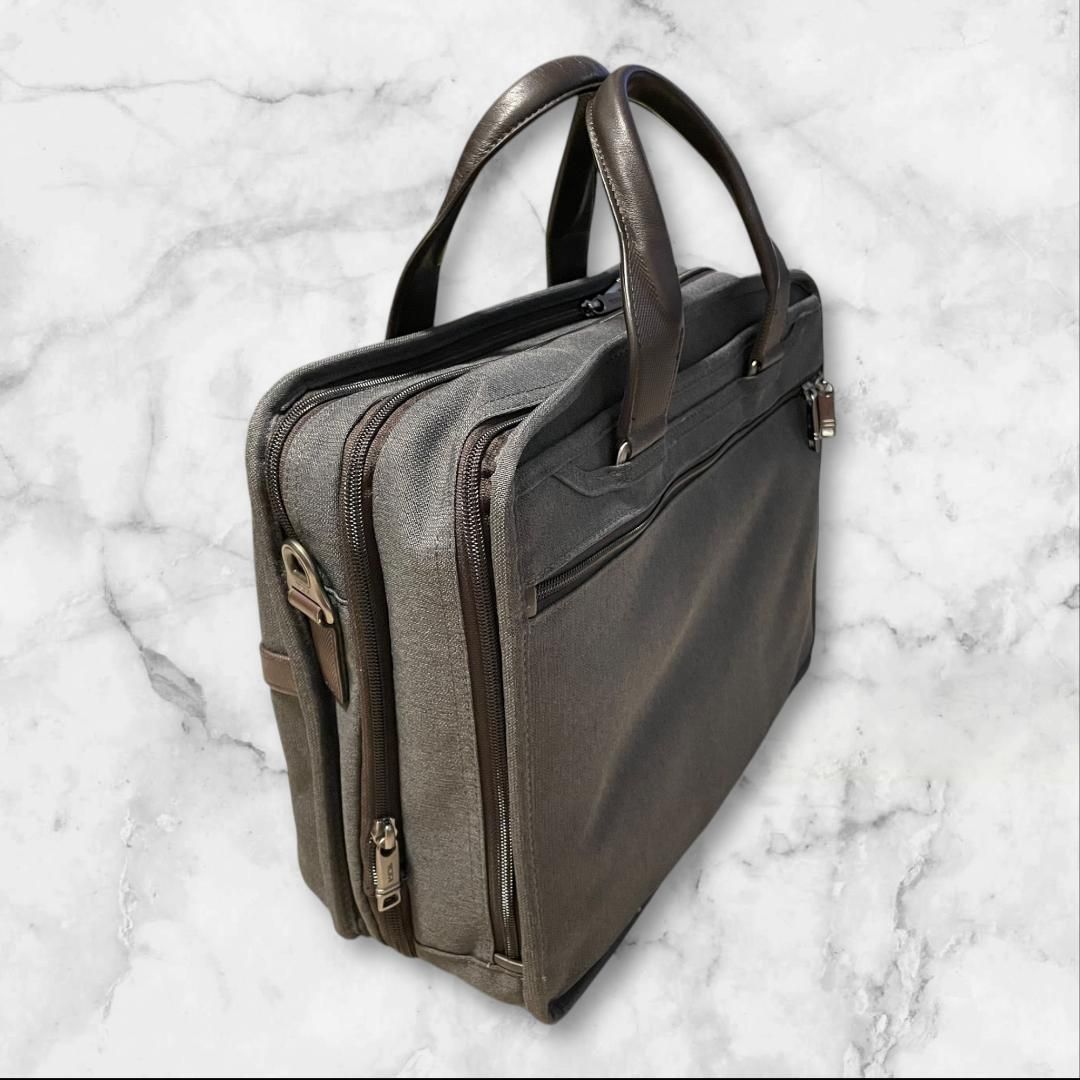 【美品】TUMI トゥミ ビジネスバッグ グレーショルダー付き 2WAY仕様 TUMI トゥミ ビジネスバッグ 2WAY PC収納ケース/ショルダー付 美品