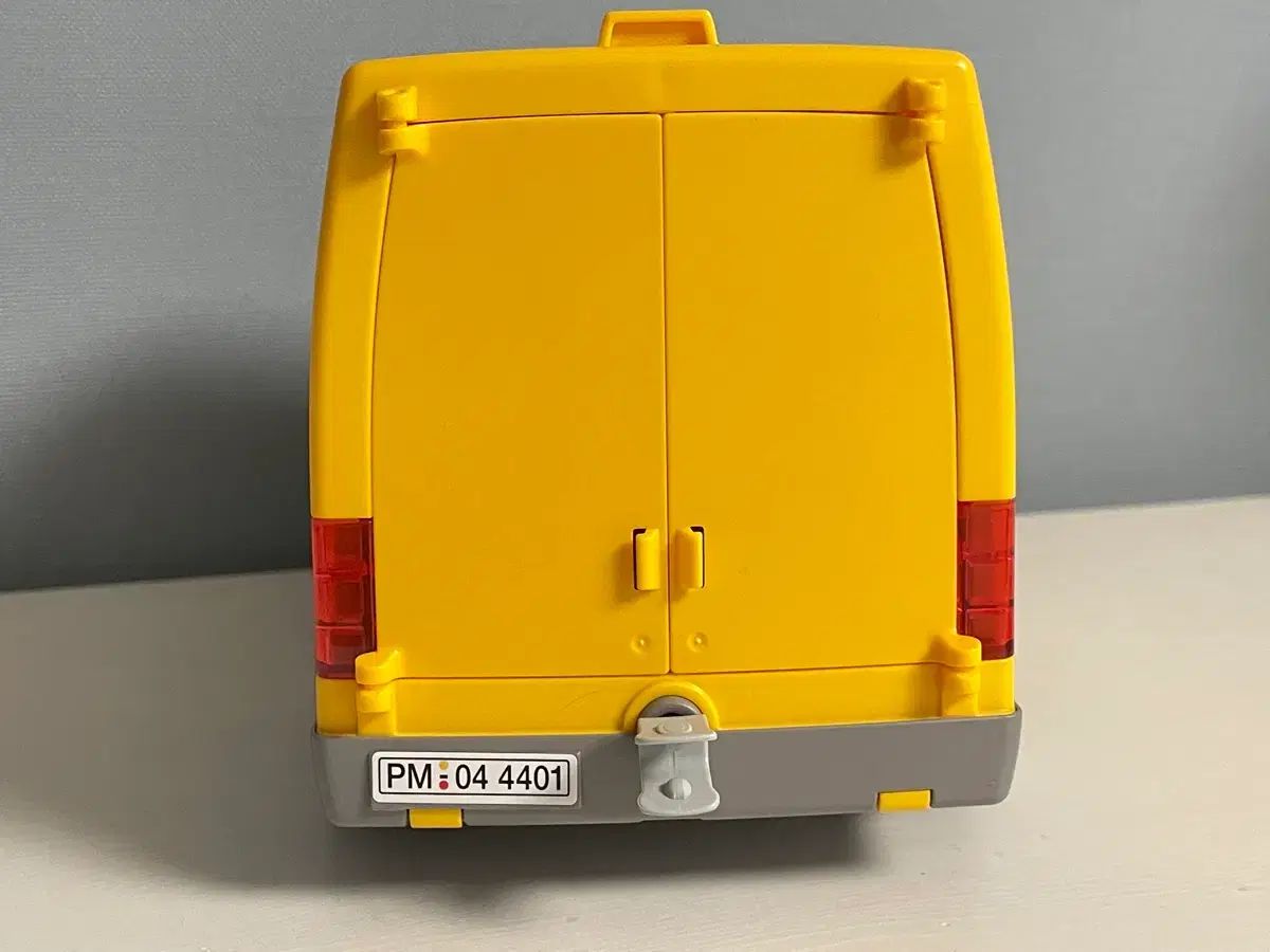 4401 DHLトラック