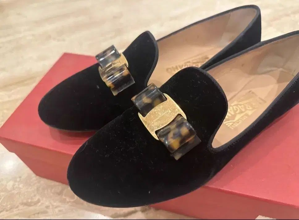 フェラガモ ツアーベルベット ローファー ブラック ガンチーニ 装飾 37 5