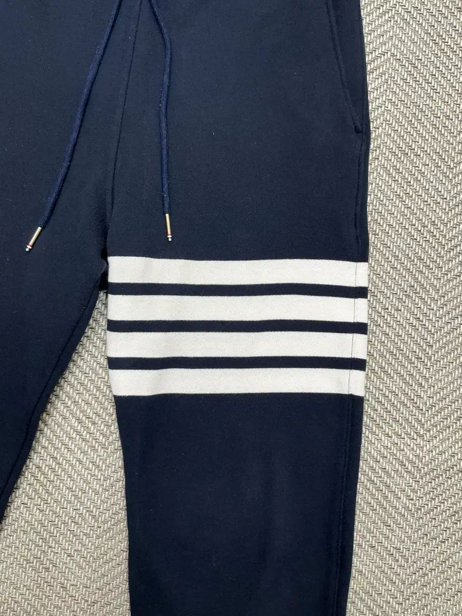 S級 23 ss トム ブラウン 斜めボーダー 四本サイドライン ジョガーファンツ 1 ジョガーパンツ スウェットパンツ パンツ メンズ