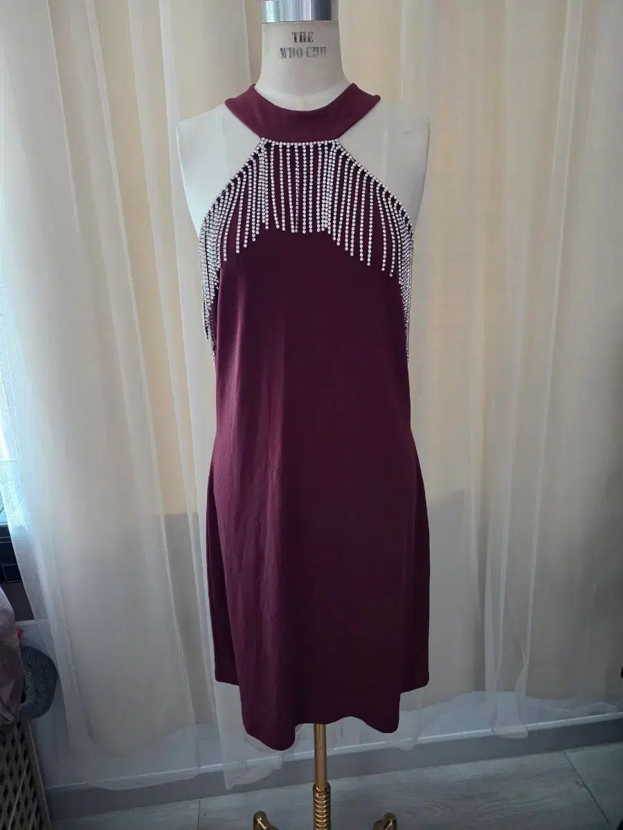 バーガンディ ホルターネック