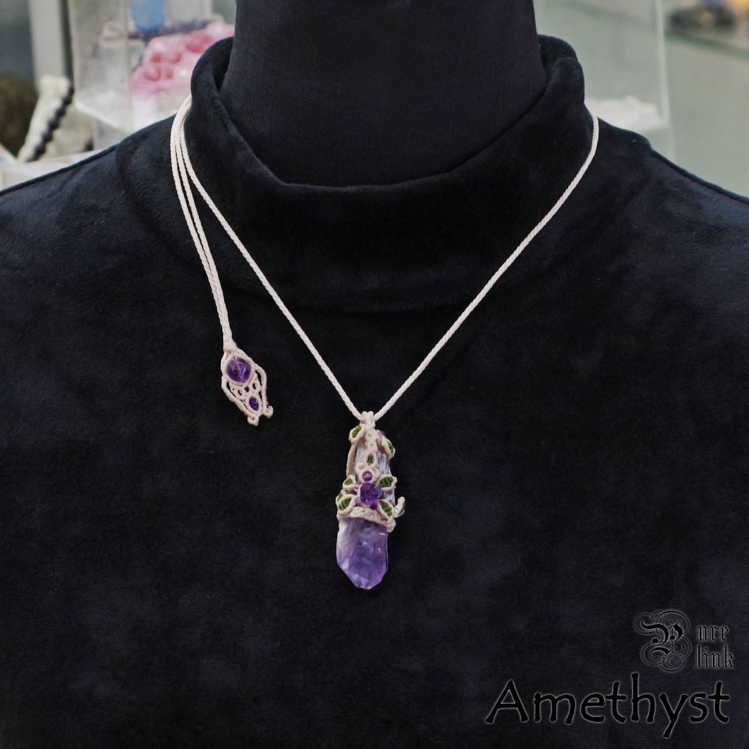 アメジスト』ダガーポイント・紫薔薇マクラメ編ネックレス - メルカリ